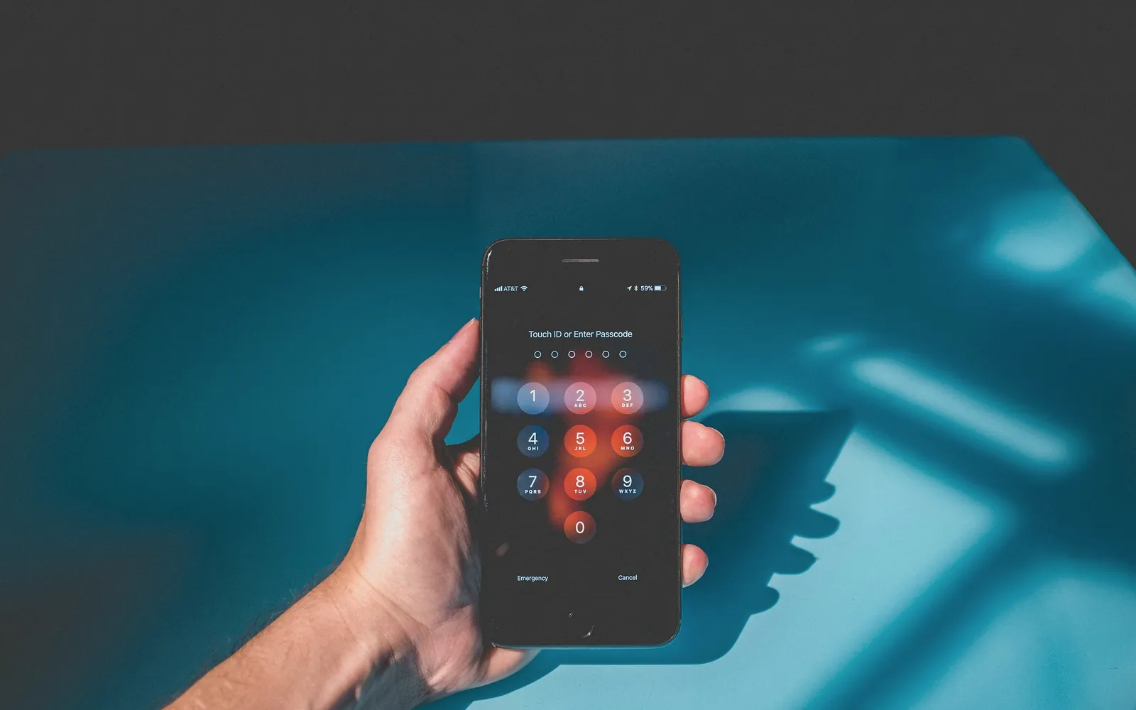 Ponsel dengan kode keamanan untuk panduan privasi akun