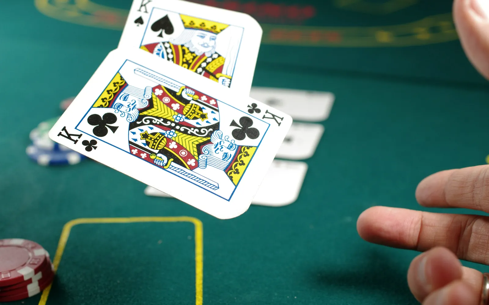 Permainan kartu meja untuk menilai kualitas live dealer