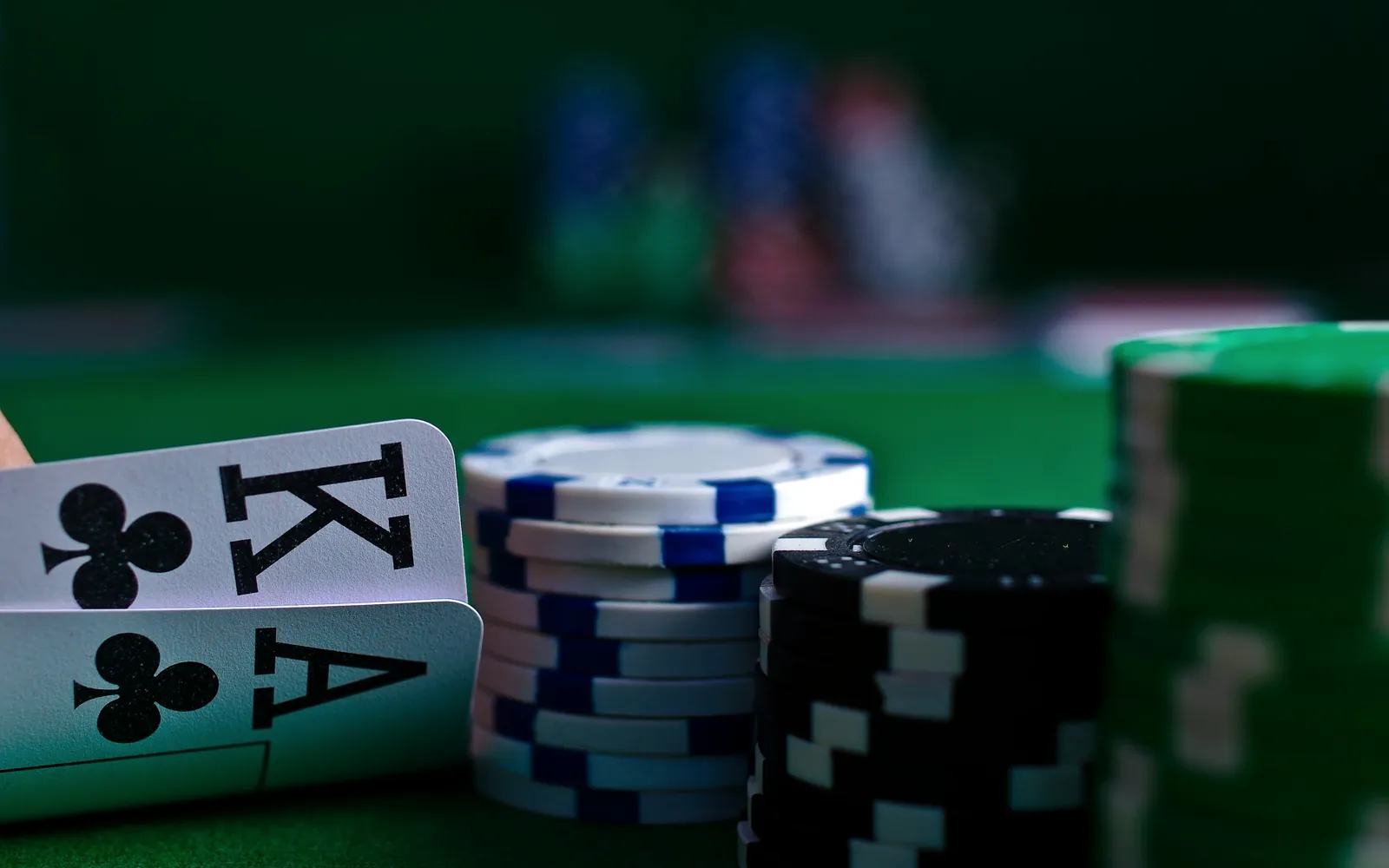Kartu dan chip sebagai ilustrasi daftar panduan promosi